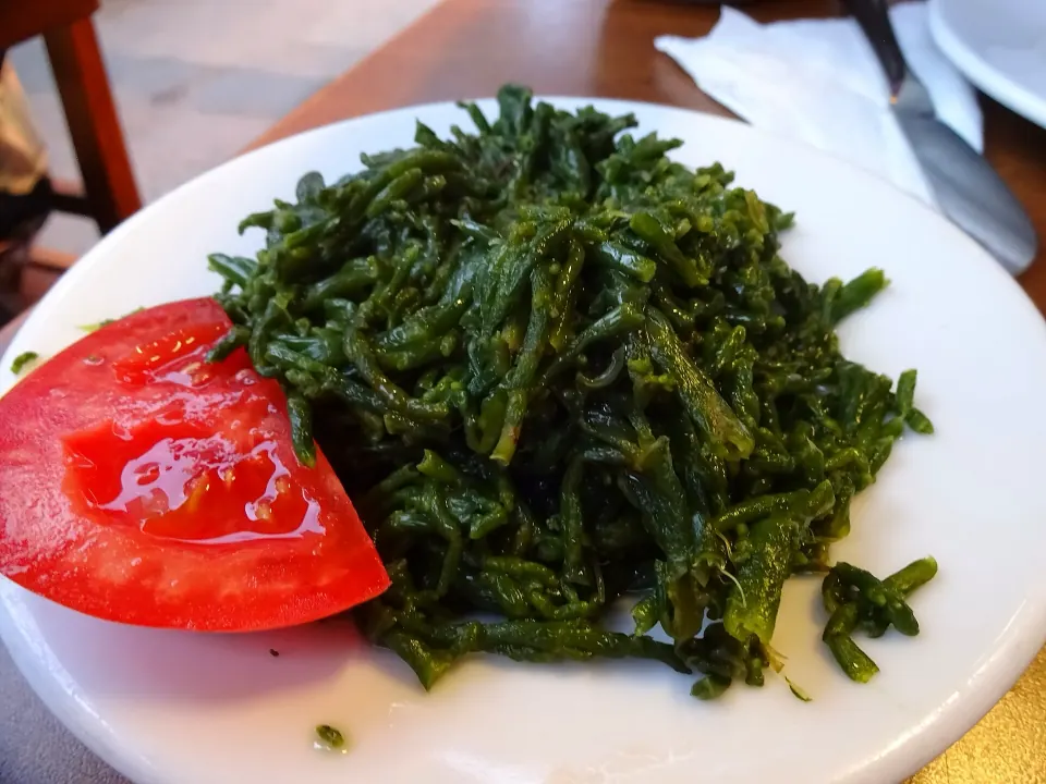 Tabakta zeytinyağlı deniz börülcesi mezesi