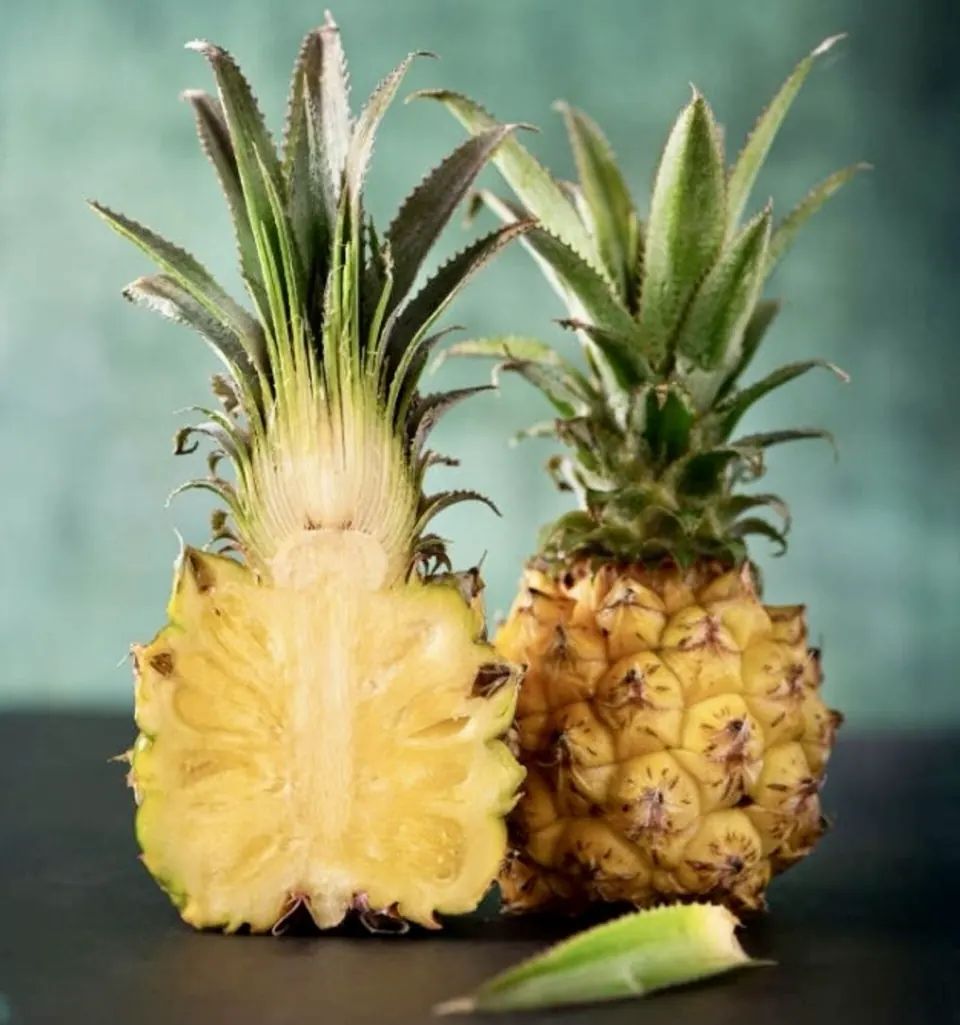 Bütün ve ikiye kesilmiş ananas