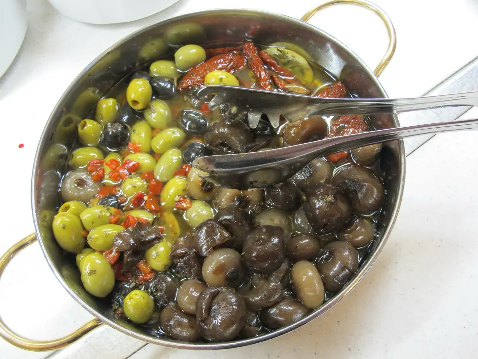 Kâsede soslu marine zeytin